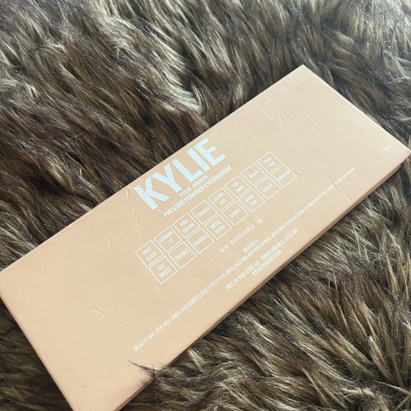 Kylie Cosmetics Take Me On Vacation Palette - Picture 3 of 3